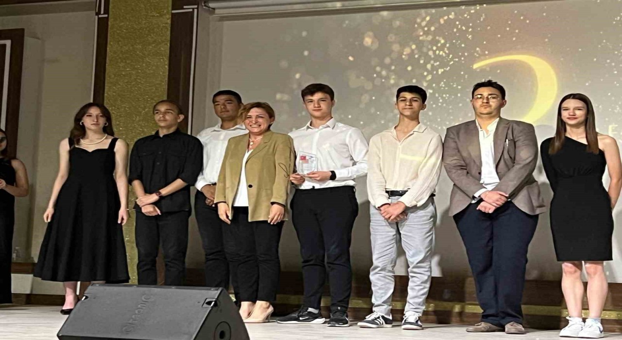 Lise öğrencileri ‘bağımlılığa kısa film yarışması ile dikkat çekti