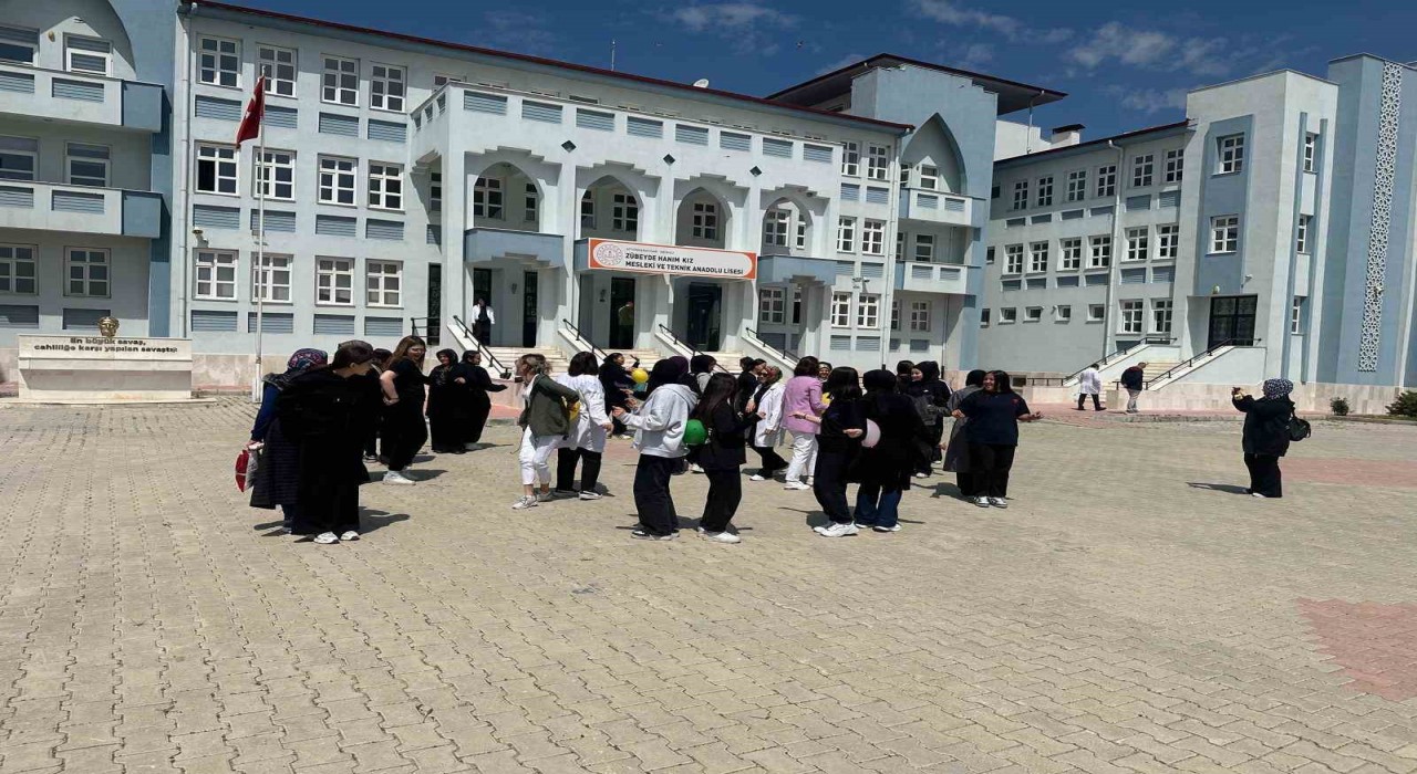 Lise öğrencilerinden Mesleğimi Öğreniyorum, Ailemle Paylaşıyorum etkinliği