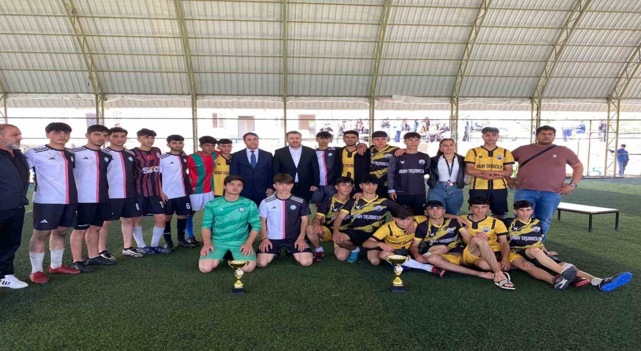 Liseler arası futbol turnuvası birincisi kupasını Kaymakam Yurdagülden aldı