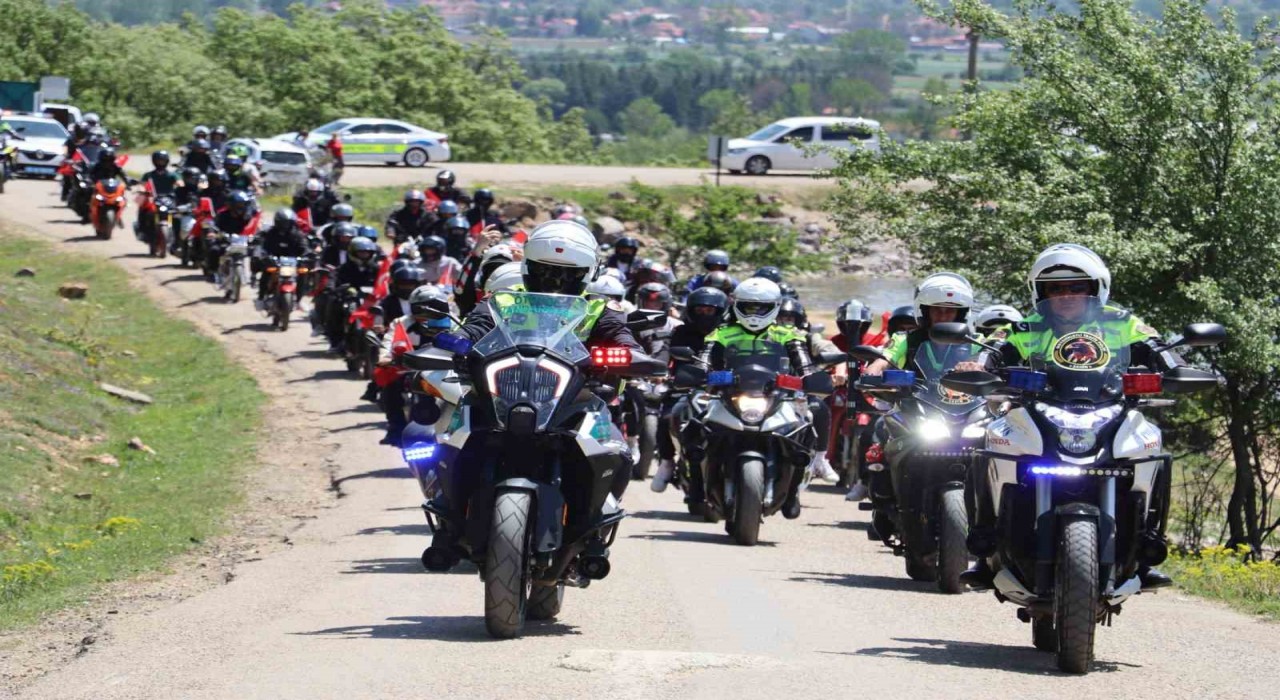Liseli gençler motosikletleriyle trafik farkındalığı oluşturdu: Bir Kural, Bir Ömür yolculuğu