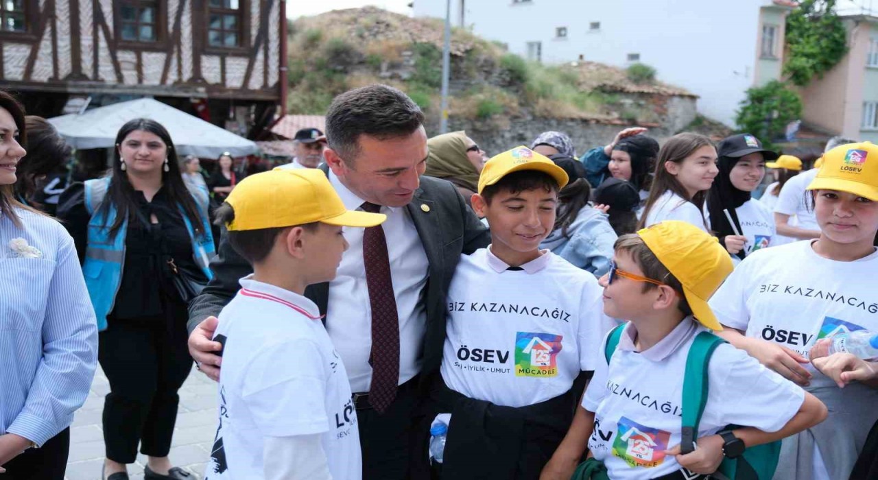 Lösemiyi yenen Kahraman Çocuklar için Sivrihisarda Sağlıklı Yaşam Yürüyüşü düzenlendi