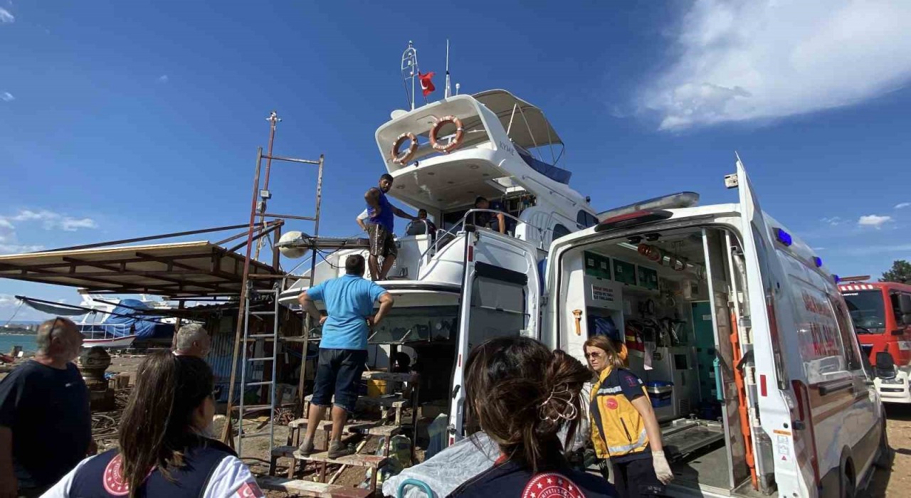 Lüks yatın bakımını yaparken güverteden düşen bir kişi yaralandı