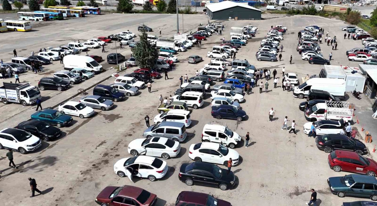 Malatya Açık Oto Pazarında satıcı da alıcı da beklemede