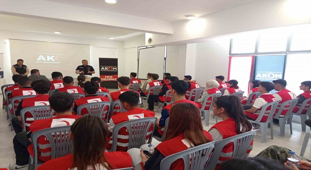 Malatya Büyükşehir Belediyesinden genç gönüllülere afet ve yangın eğitimi