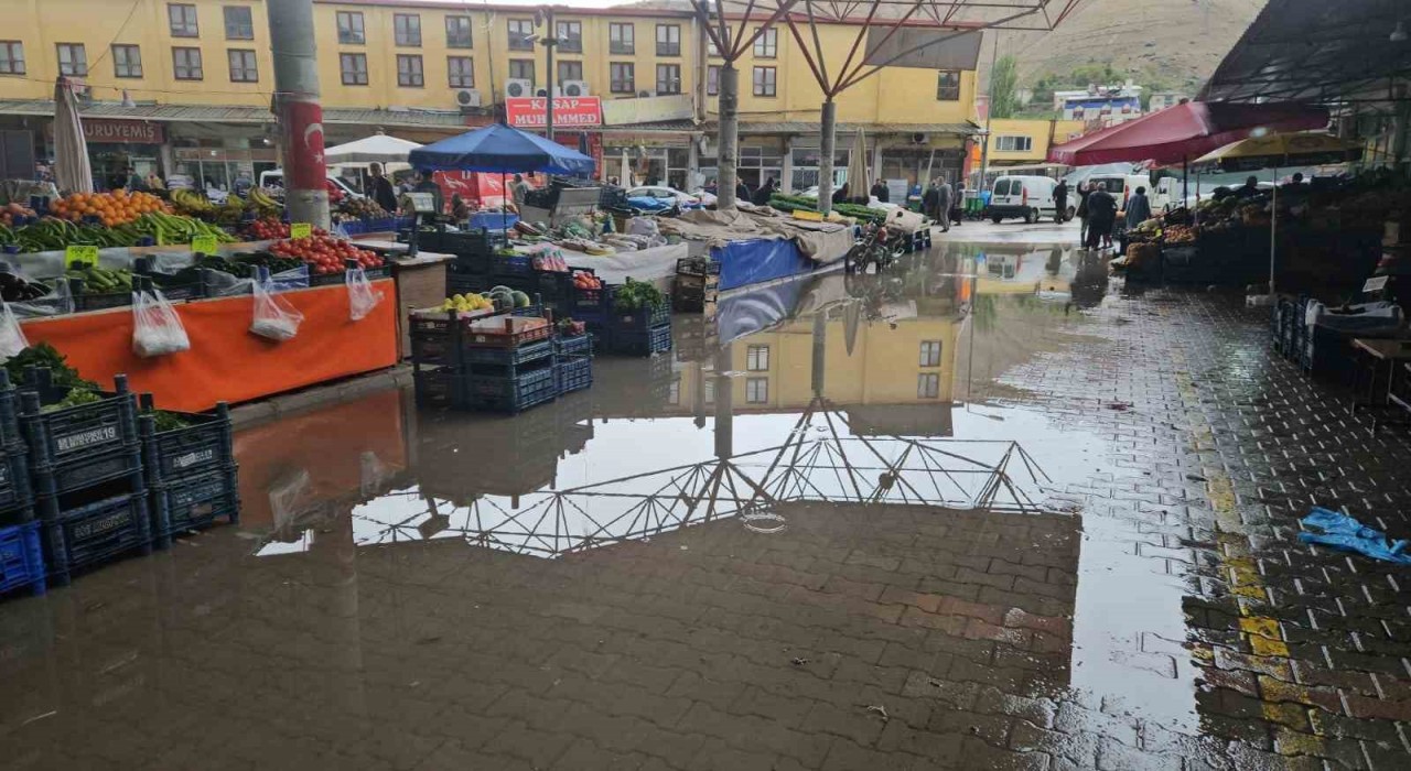 Malatya Darendede sağanak ve dolu hayatı felç etti