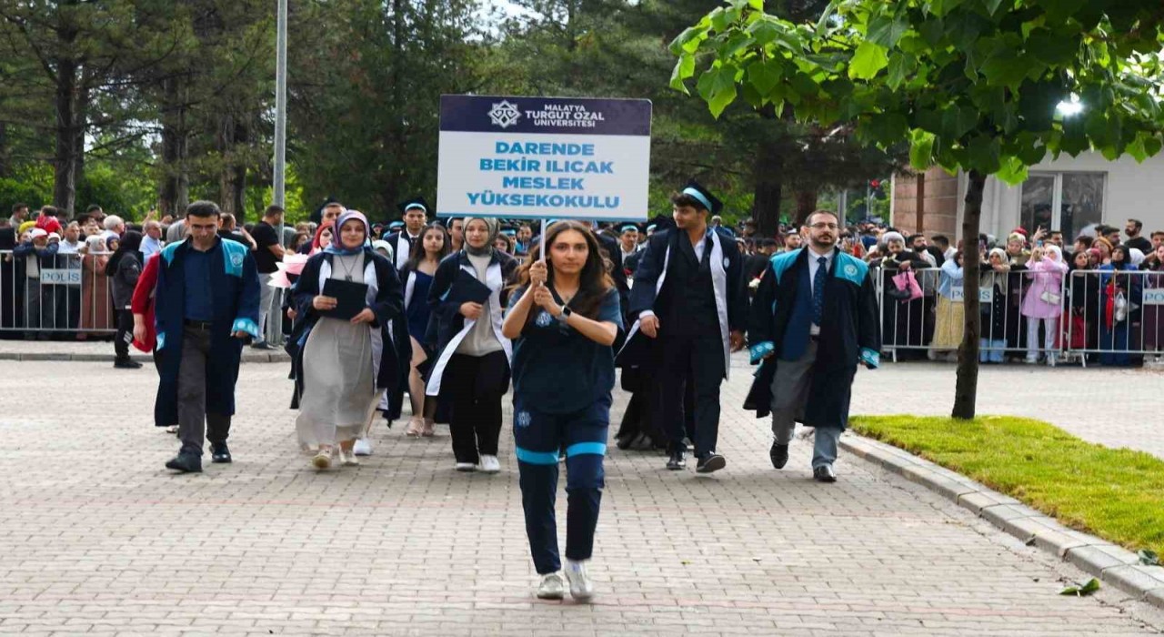 Malatya Turgut Özal Üniversitesinde mezuniyet coşkusu