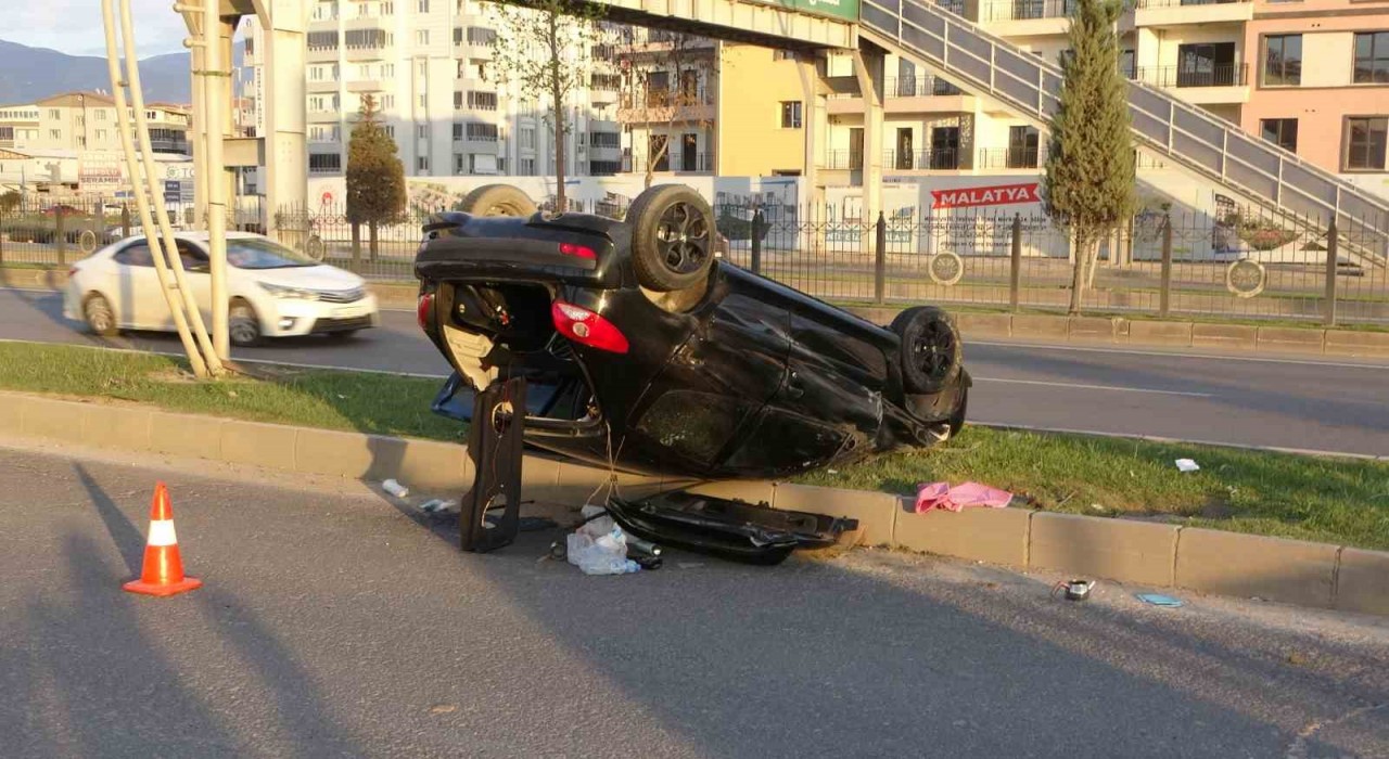 Malatyada kontrolden çıkan otomobil refüje çarptı: 1 yaralı