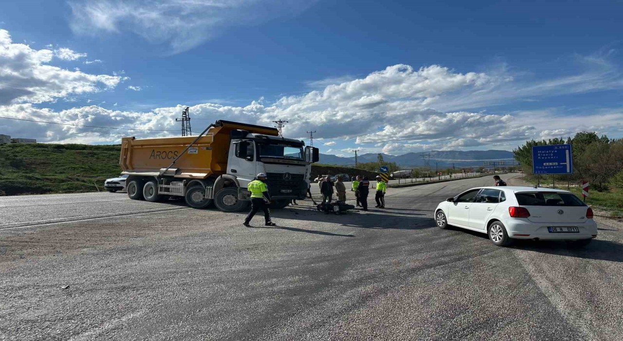 Malatyada motosikletle kamyon çarpıştı: 1 yaralı