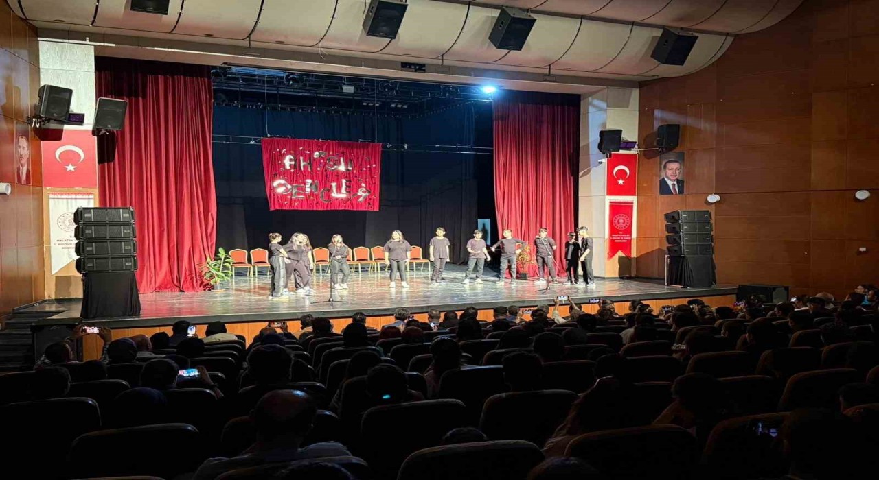 Malatyada öğrencilerden Turgut Özakman oyunu