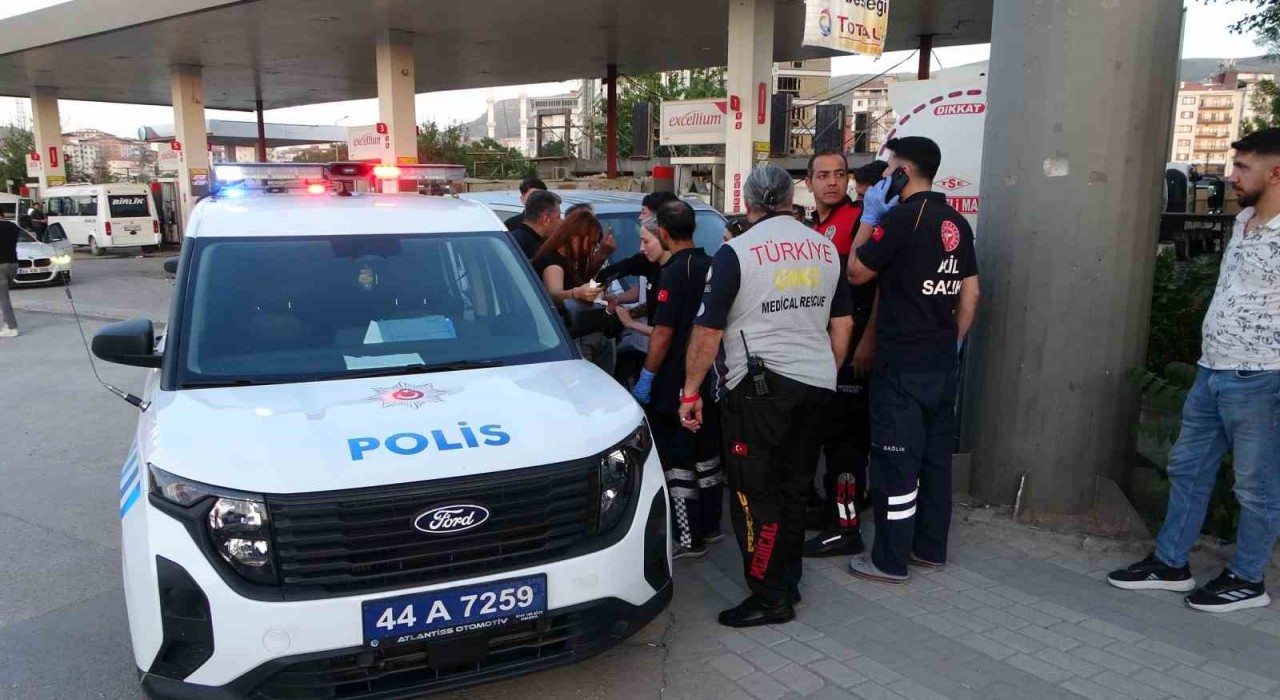Malatyada otobüste tartışan 2 kadın indikleri durakta birbirlerini bıçakla yaraladı
