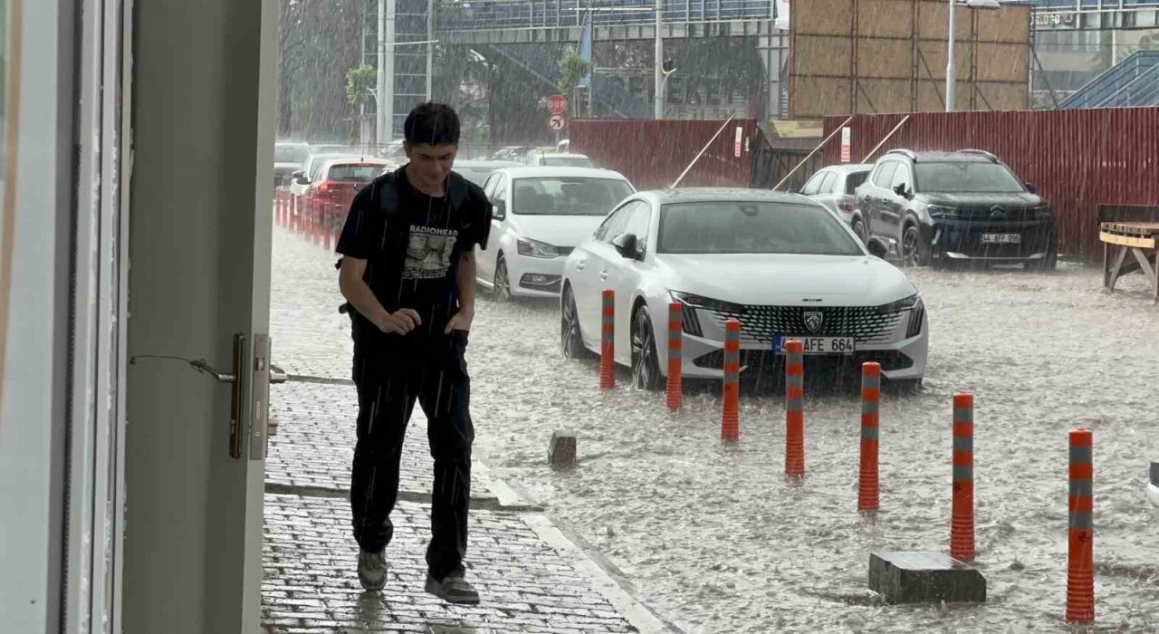 Malatyada sağanak yağış hayatı felç etti