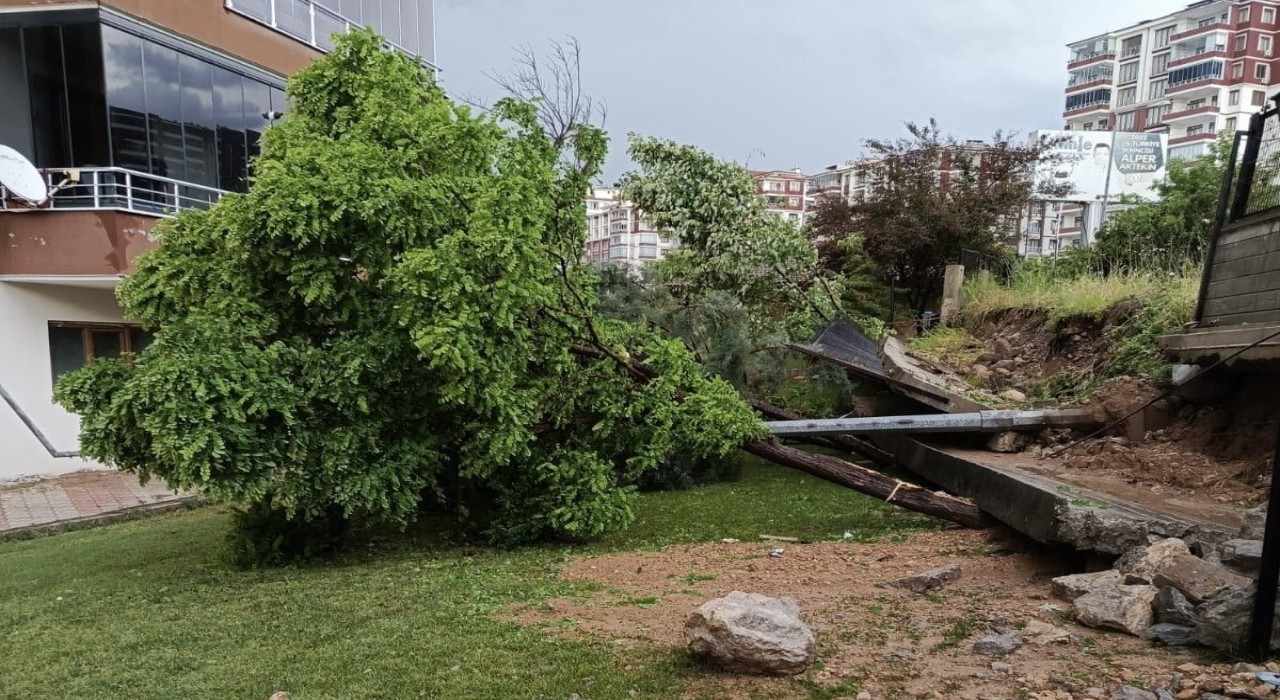 Malatyada sağanak yağış site duvarını yıktı