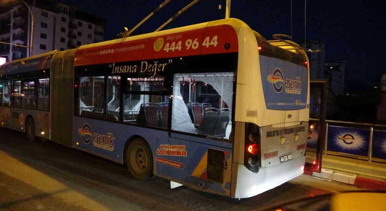 Malatyada trambüs ile kamyonet çarpıştı: 1 yaralı