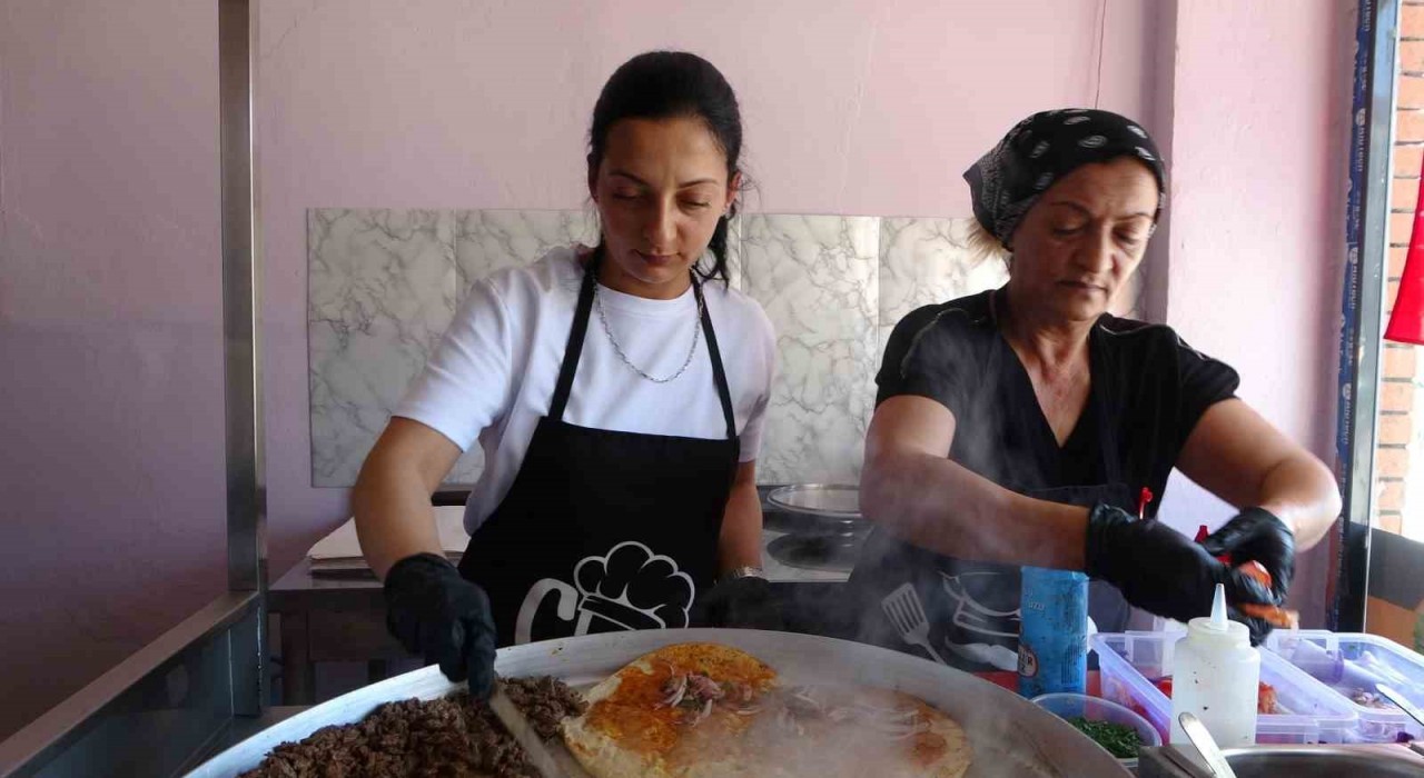Malatyanın tek kadın tantuni ustası azmiyle takdir topluyor