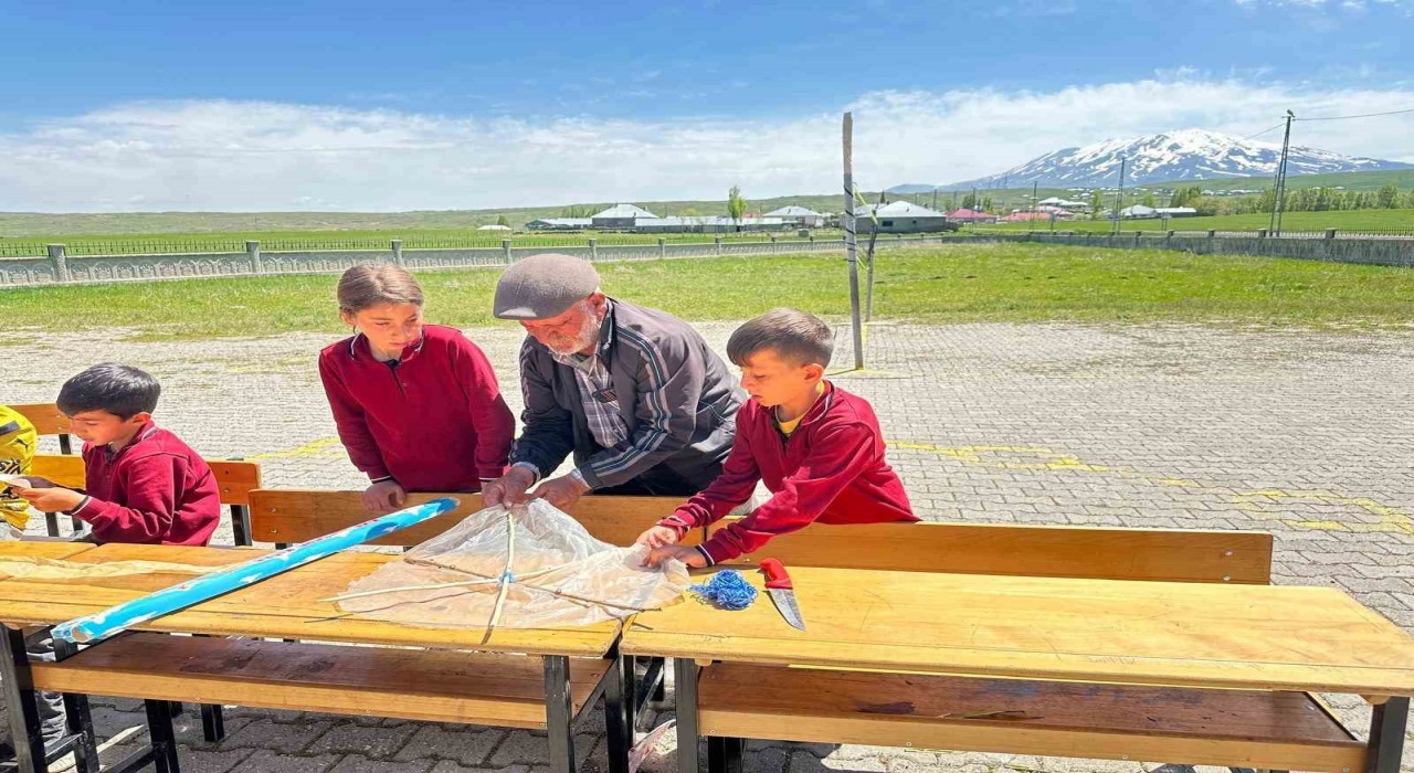 Malazgirtte çocukların uçurtma sevinci