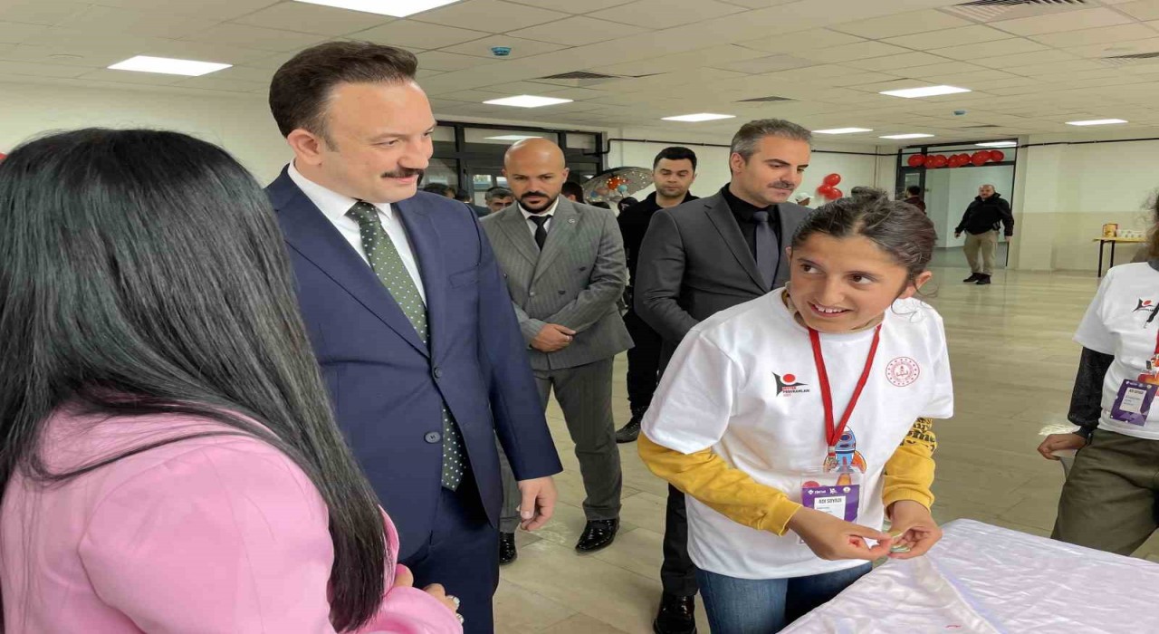 Malazgirtte özel öğrencilerden TÜBİTAK 4006 Bilim Fuarı