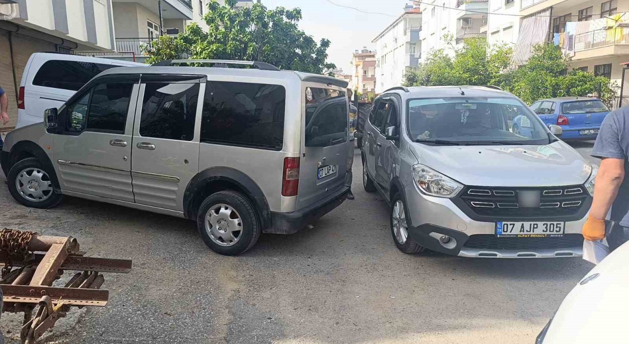 Manavgatta hafif ticari araç ile otomobil çarpıştı: 1 yaralı