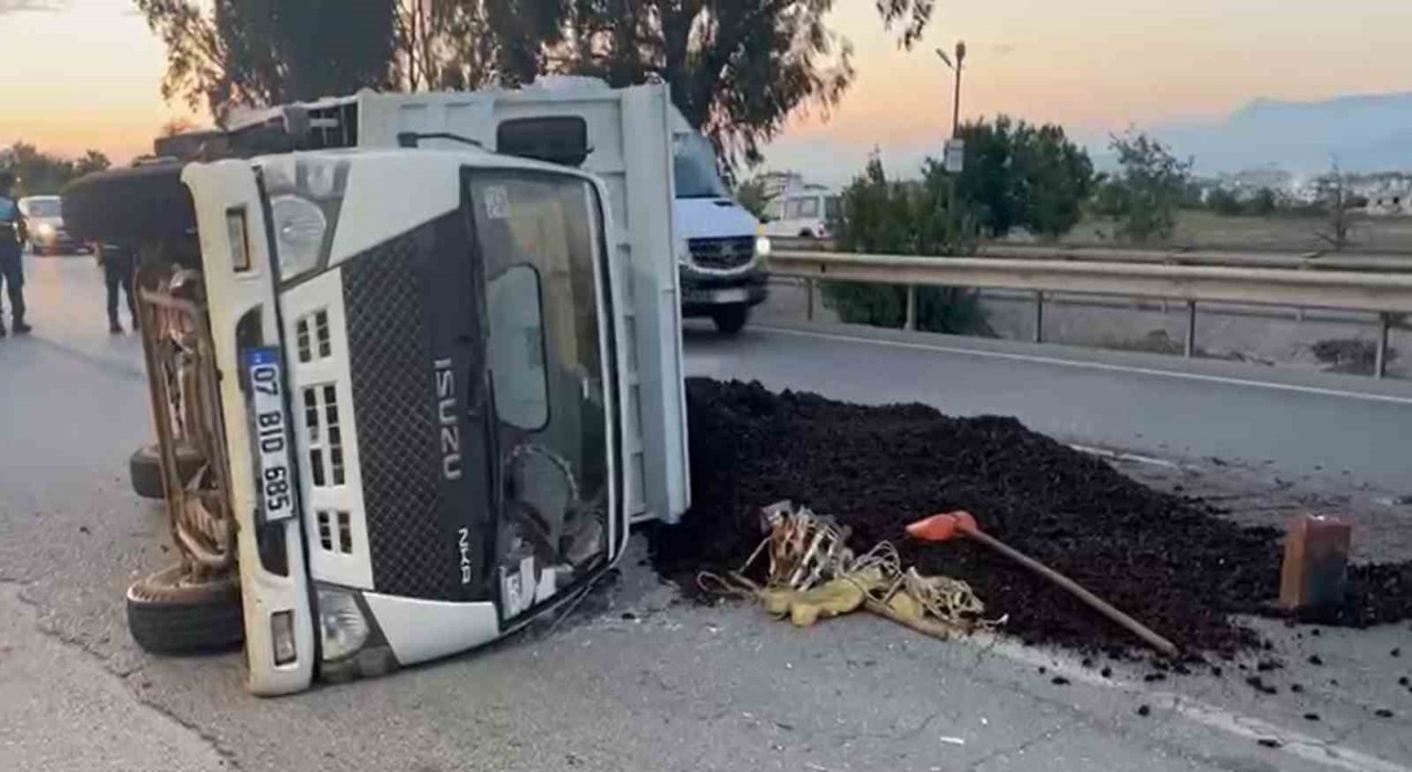 Manavgatta lastiği patlayan kamyonet devrildi: 3 yaralı