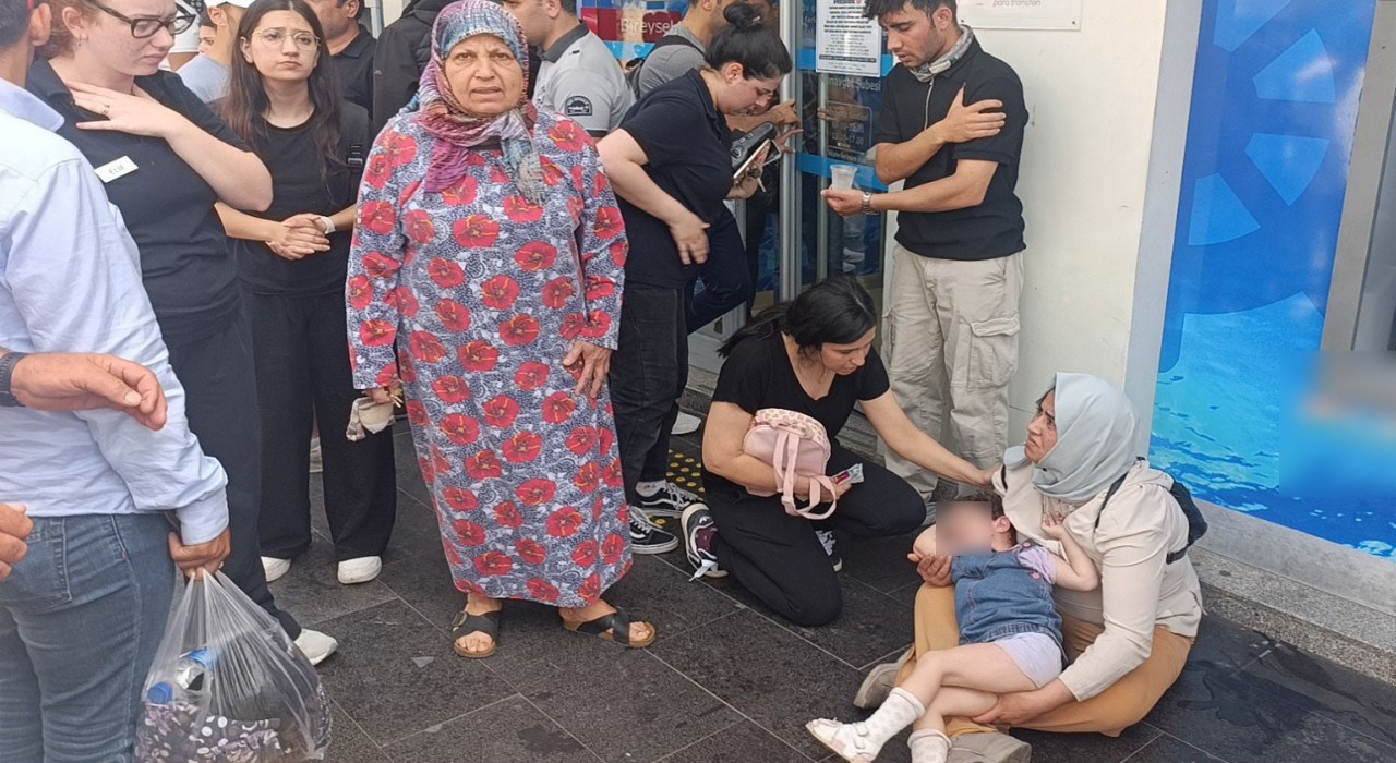 Manavgatta motosikletli kurye yaya geçidinde anne ve kızına çarptı: 3 yaralı