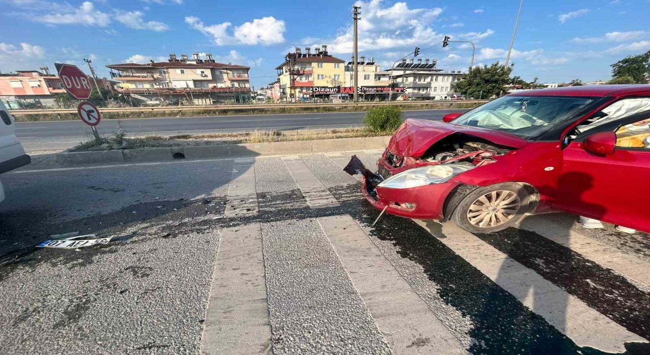 Manavgatta otomobil ile kamyonet çarpıştı: 1 yaralı