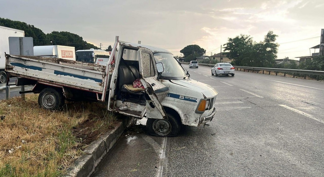Manisada kamyonet refüje çarptı: Yolcu öldü, sürücü yaralandı