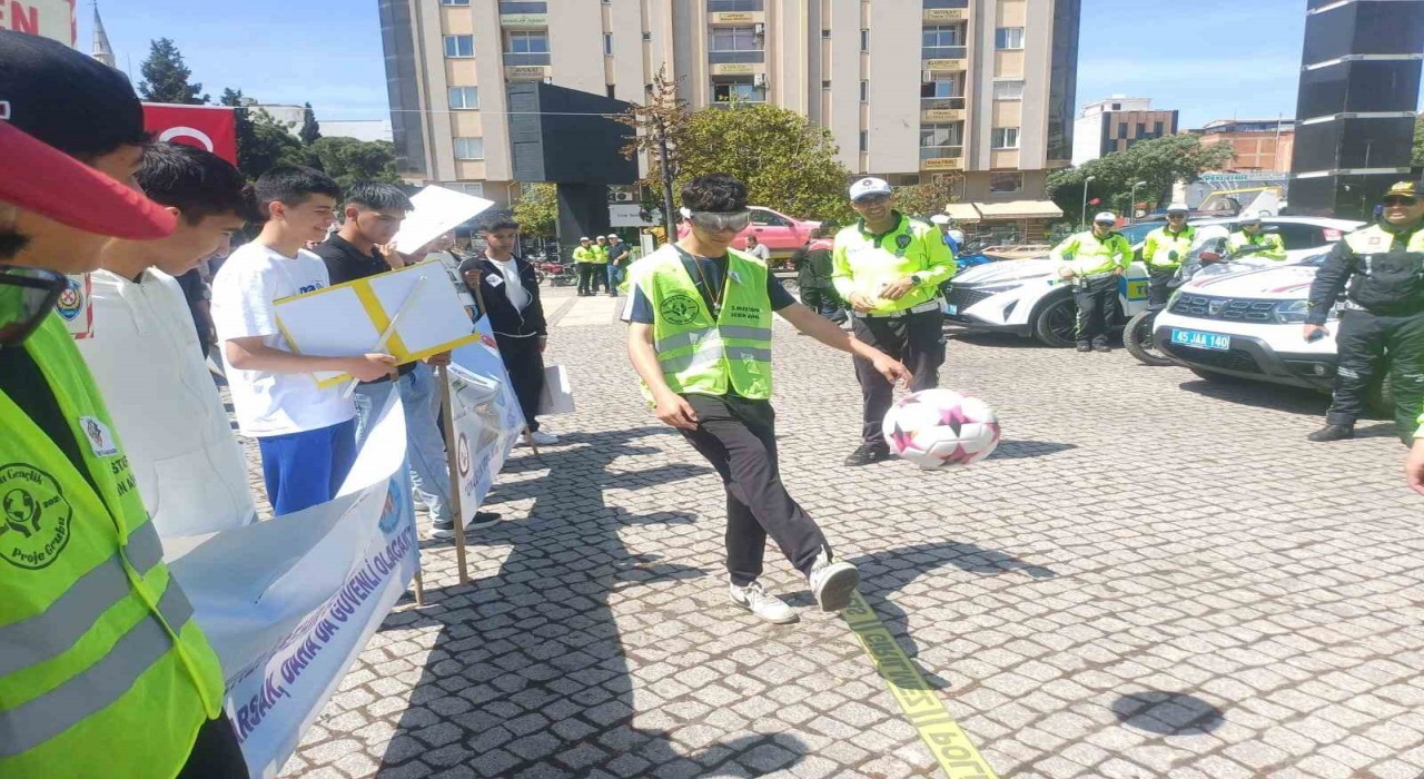 Manisada öğrenciler alkol gözlüğü takıp penaltı kullandı