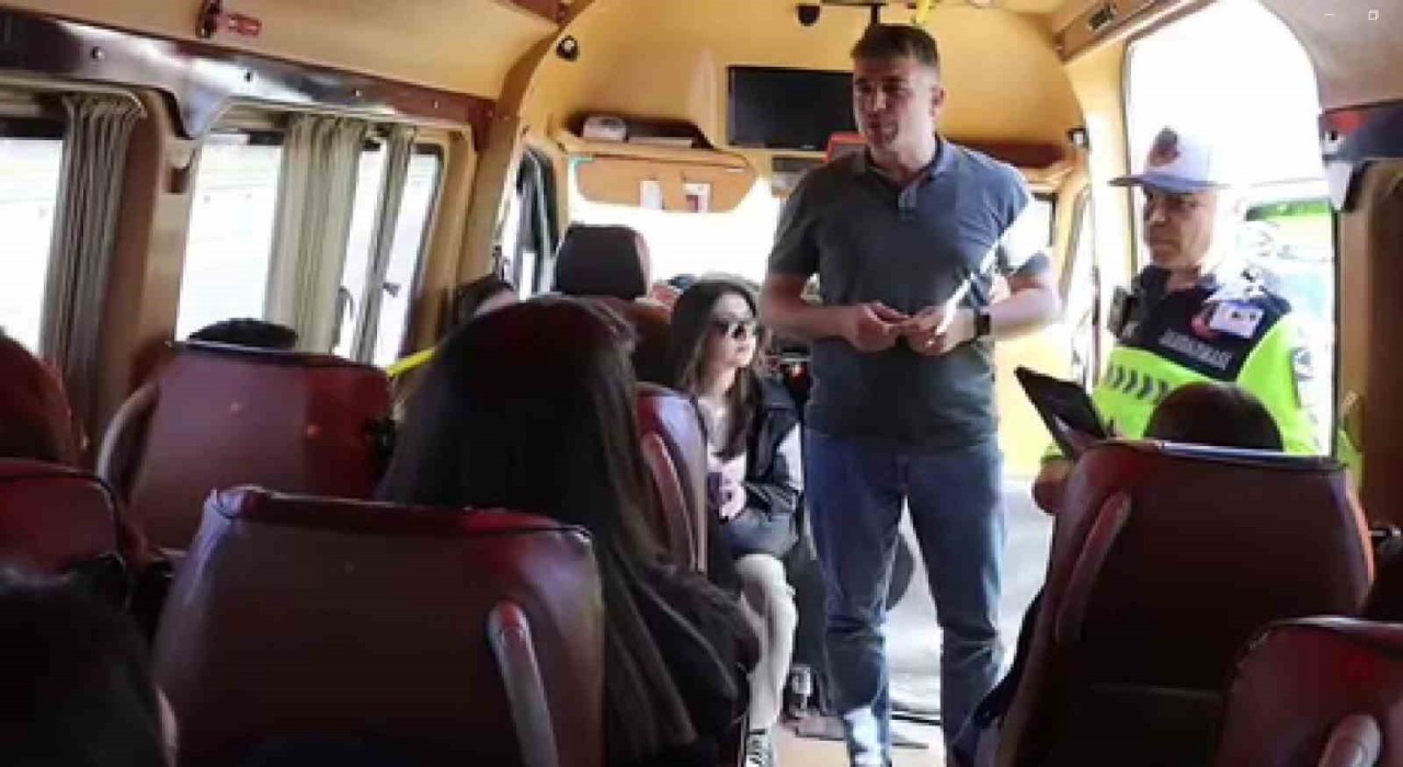 Manisada sivil jandarma yolcu gibi otobüse binerek denetleme yaptı