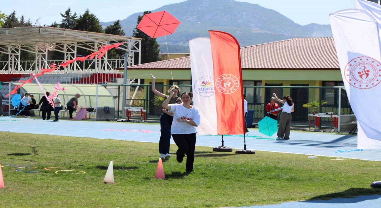 Manisada Uçurtma Şenliğinde özel bireyler ve gençler gökyüzüyle buluştu