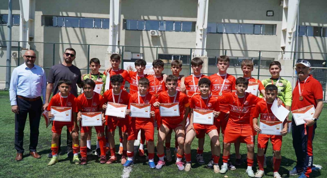 Manisada Yapılan Okul Sporları Futbol Yıldızlar Türkiye Yarı Finalleri sona erdi