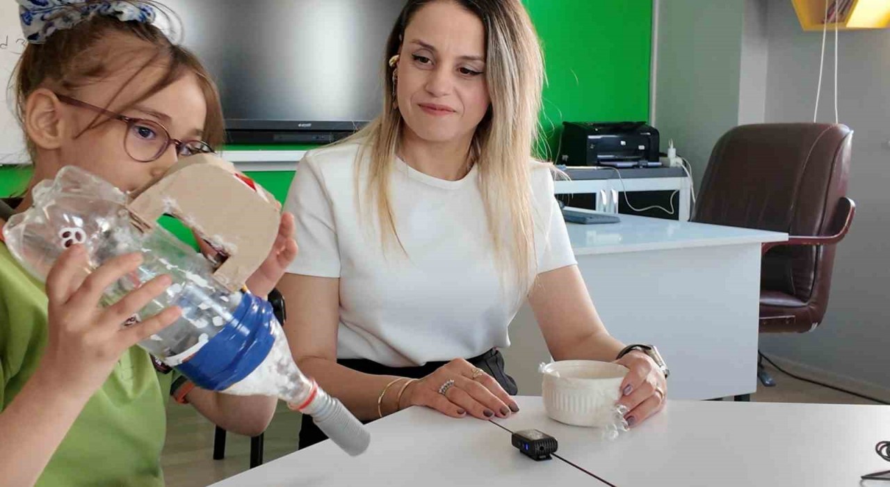 Manisalı ilkokul öğrencisi atık malzemelerden sessiz süpürge yaptı