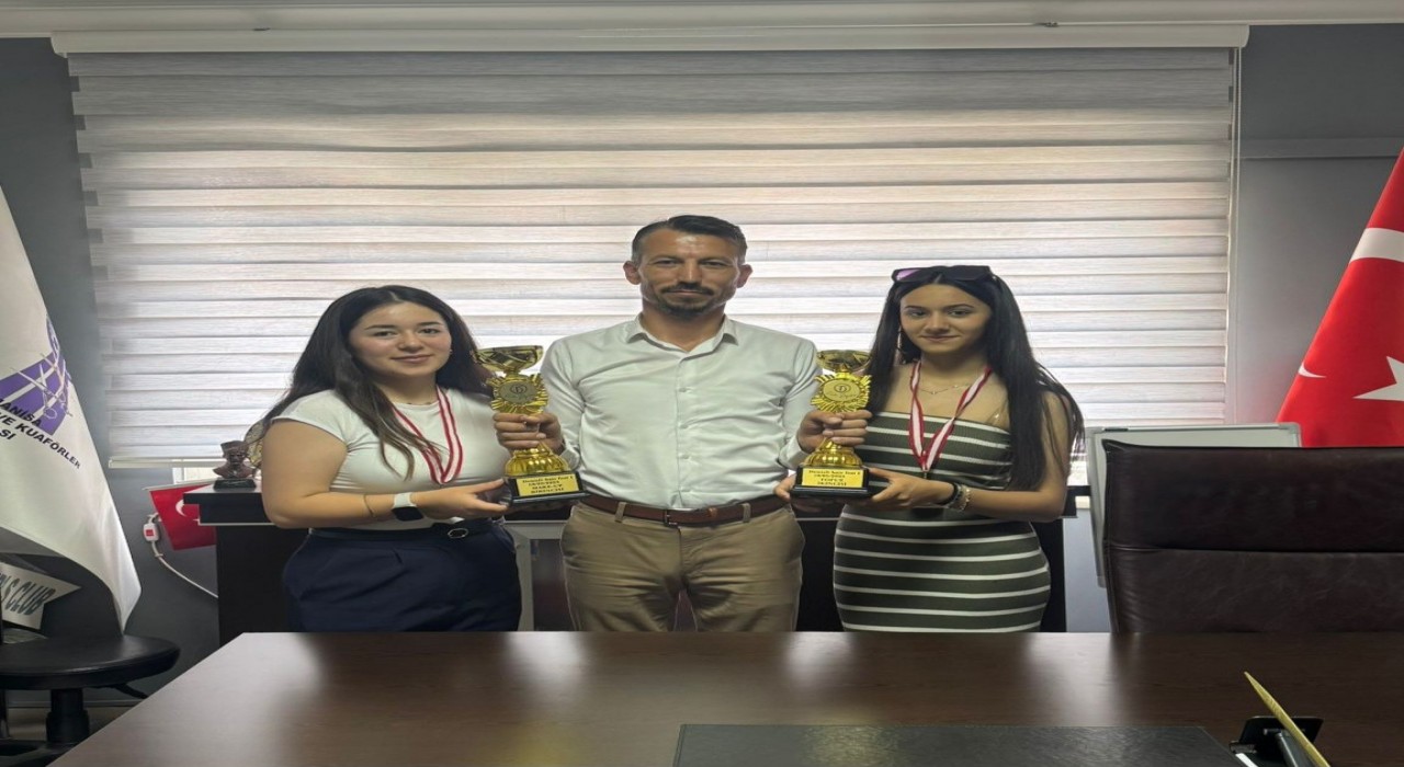 Manisalı kuaförler Denizliden kupayla döndü