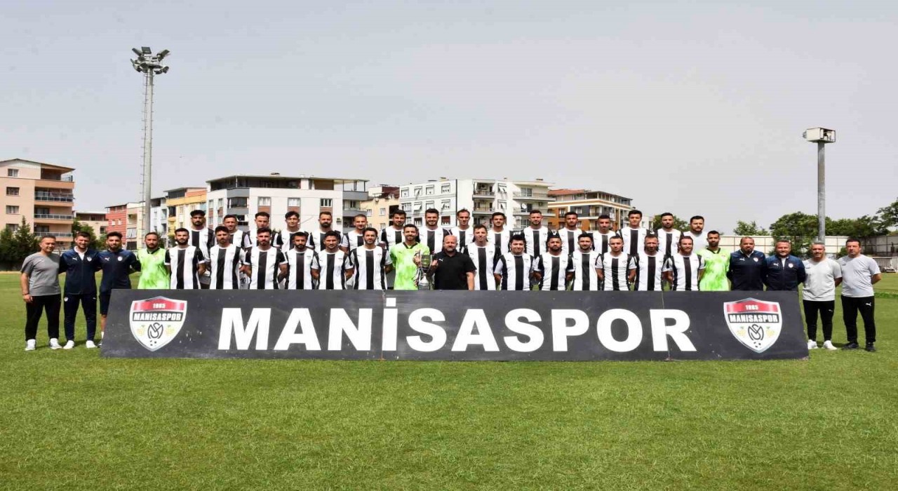 Manisaspor, şampiyonluk kupasını kaldırdı
