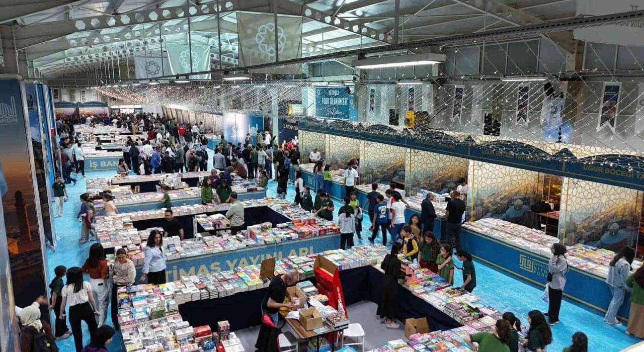 Mardinde 47 bin çeşit kitap sergilendi
