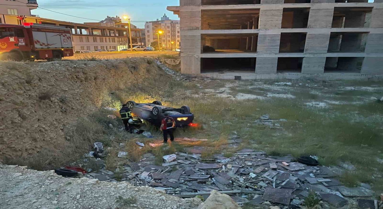 Mardinde devrilen otomobilin sürücüsü yaralandı