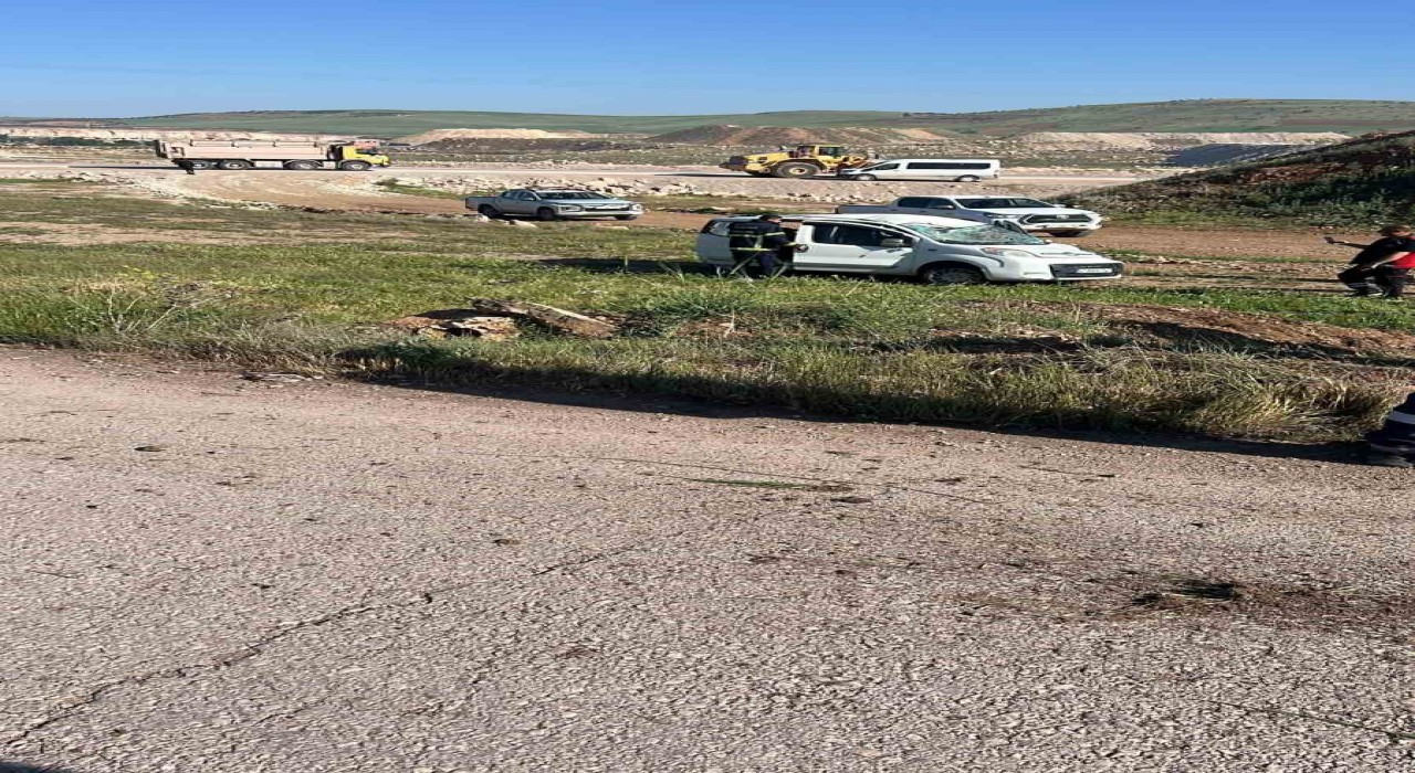 Mardinde hafif ticari araç boş alana uçtu: 4 kişi yaralandı