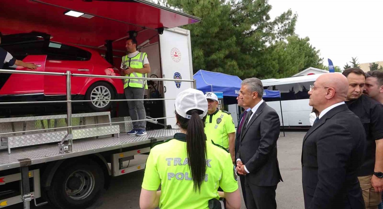 Mardinde simülasyon aracıyla emniyet kemerinin önemi anlatıldı