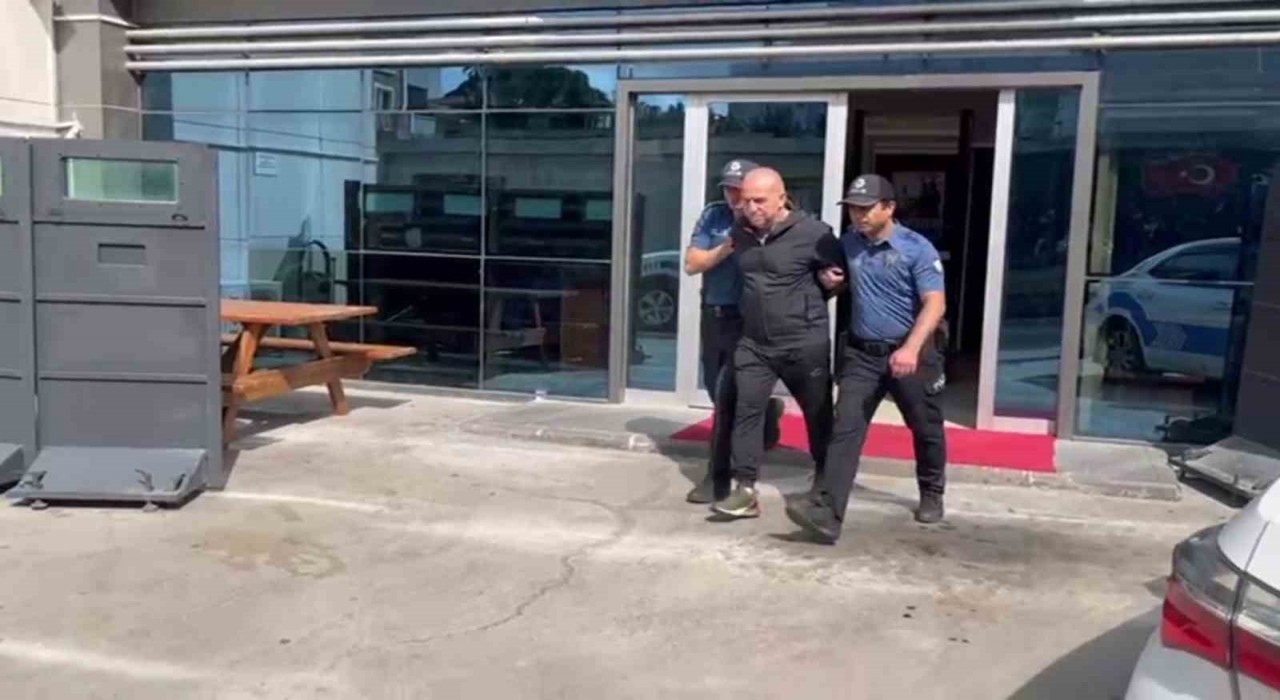 Marmarayda çocuklarının yanında babayı darbeden şahıs adliyeye sevk edildi