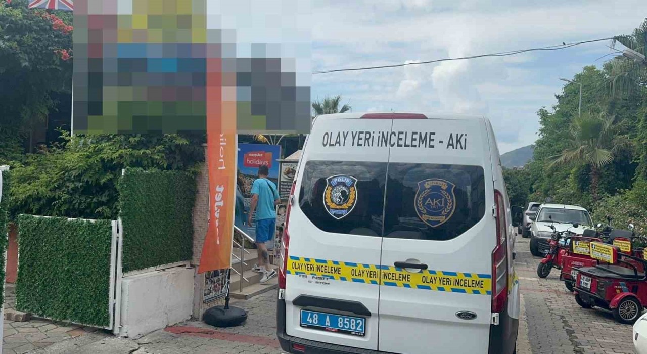 Marmariste apartın çatı katından düşen İngiliz turist hayatını kaybetti