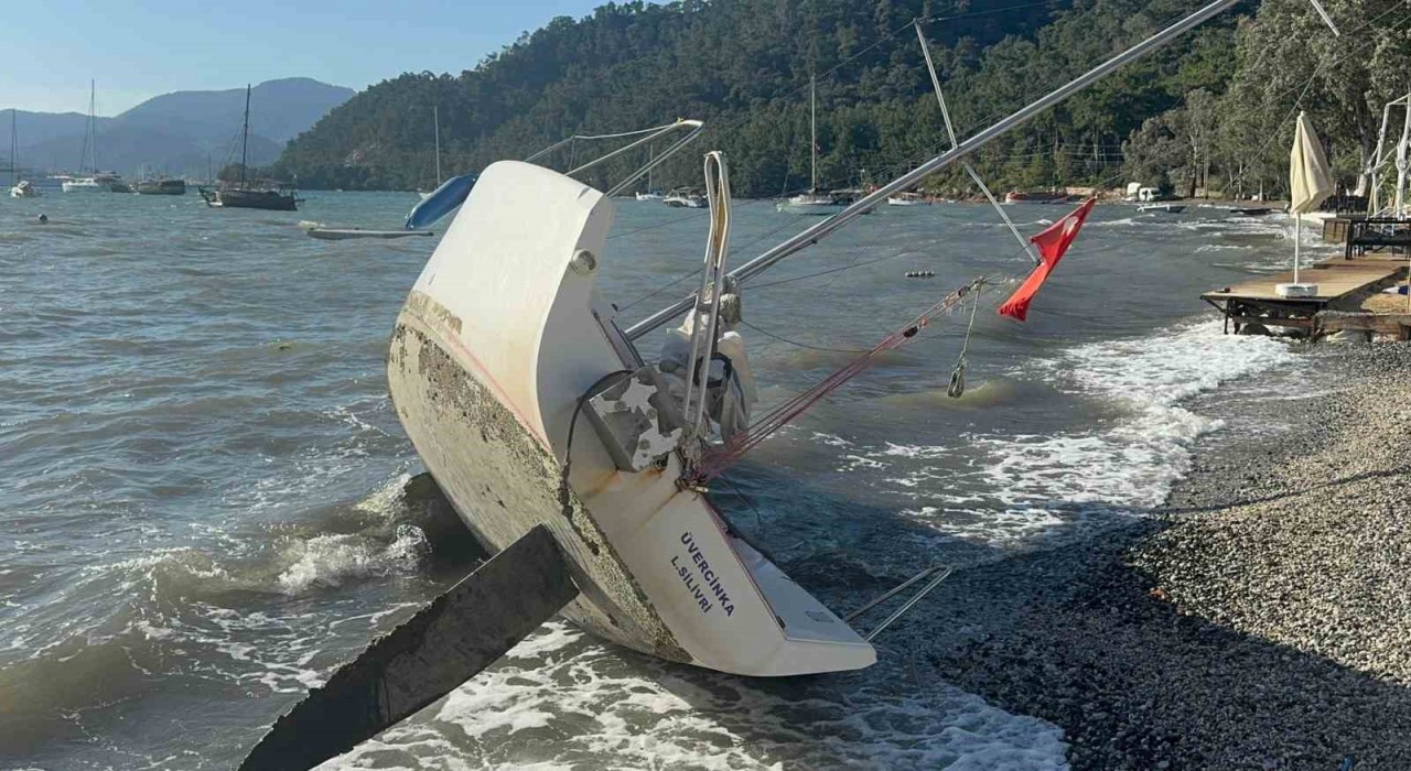 Marmariste şiddetli rüzgar tekneyi kıyıya sürükledi