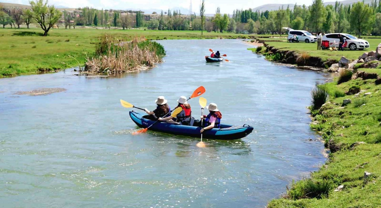 Mavi ile yeşilin buluştuğu Zamantı Irmağında kürek çektiler