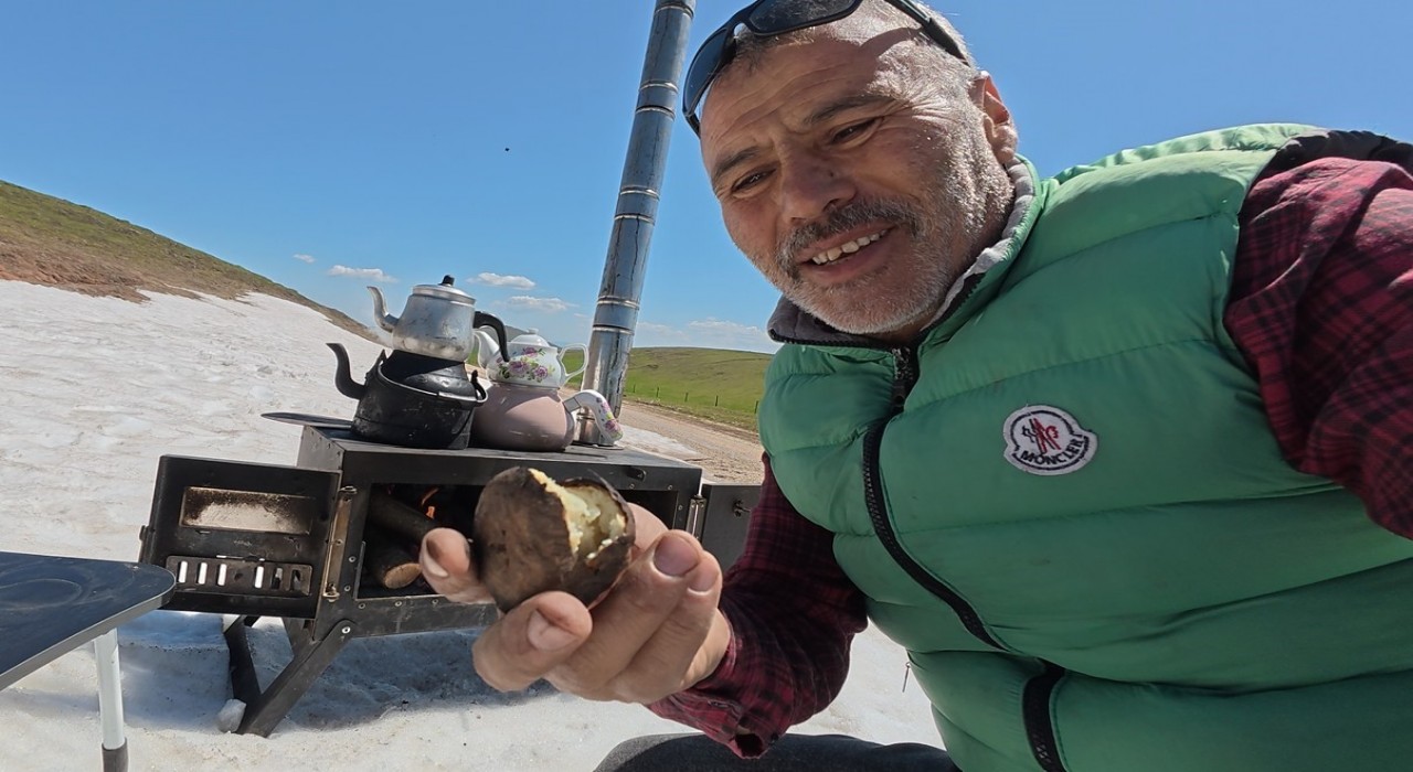 Mayıs ayında kar üstünde kara demlikte çay keyfi yaptı