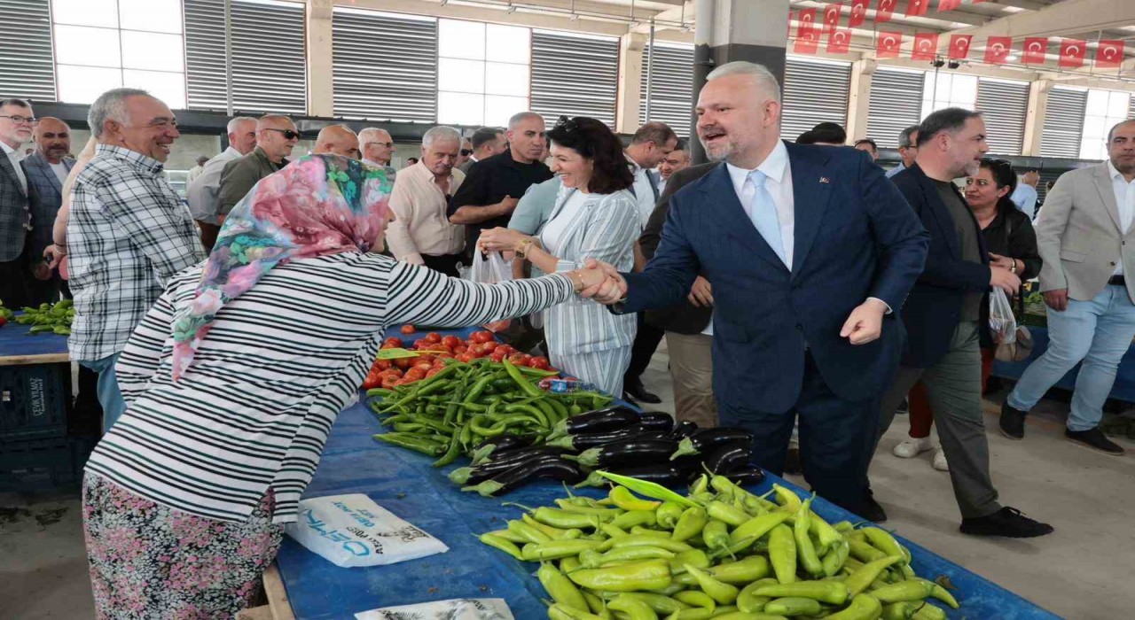 Menemende bir kapalı pazar yeri daha açıldı