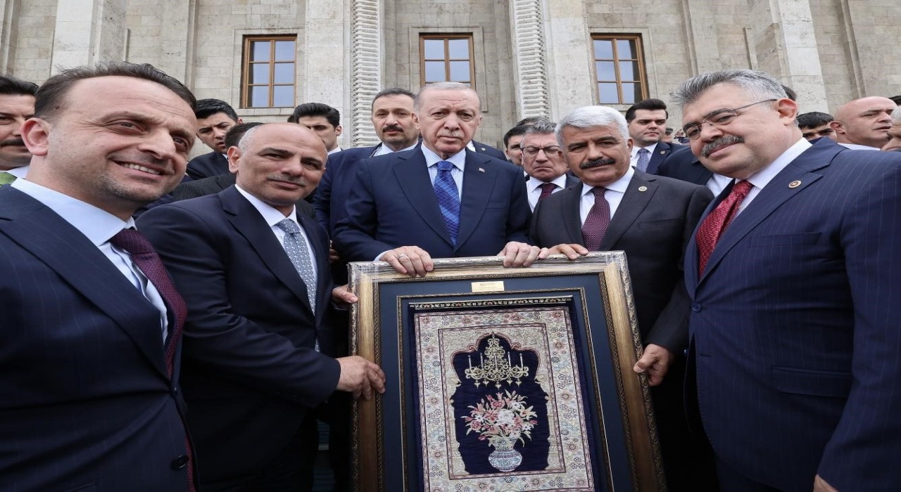 Merkezde üretilen ilk Hereke halısı Cumhurbaşkanı Erdoğana hediye edildi