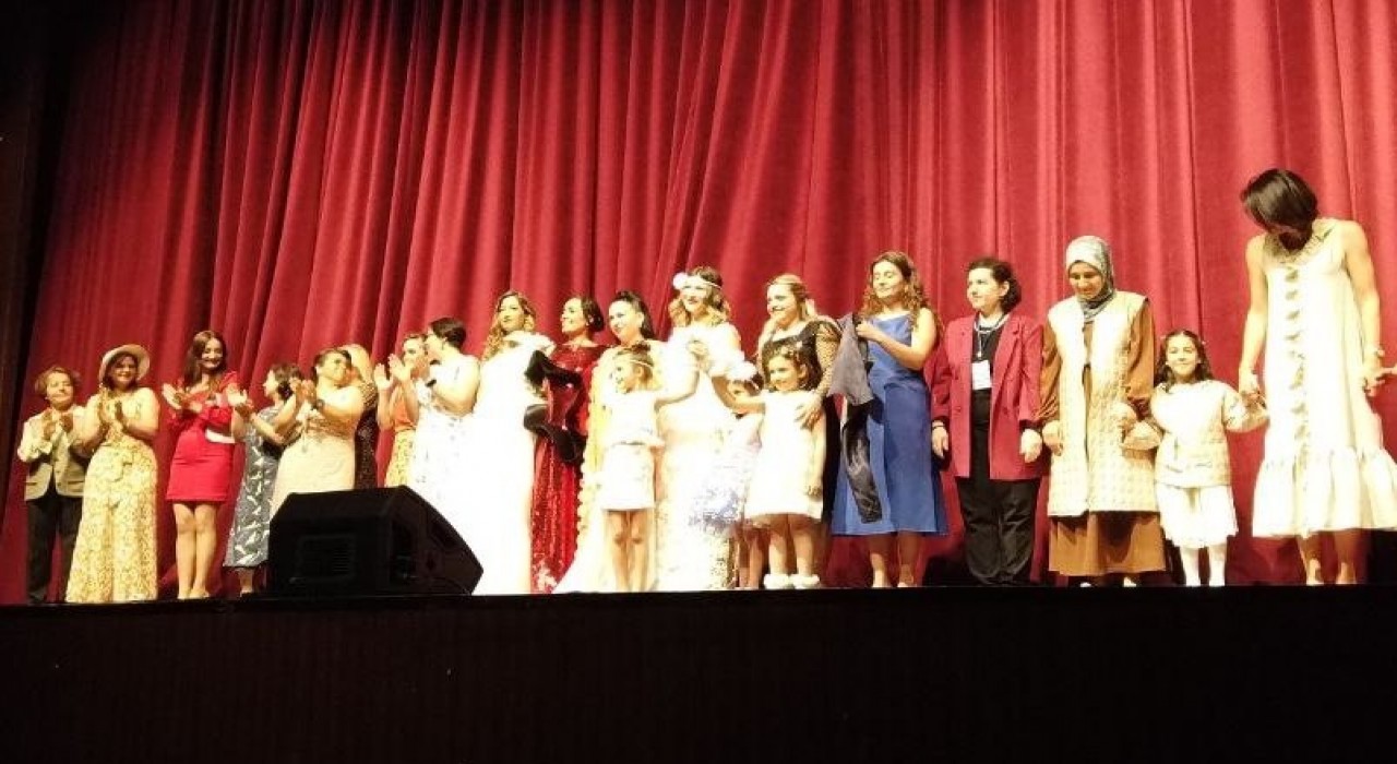 Merkezefendi Halk Eğitim aile defilesi ve türkü şöleniyle mest etti