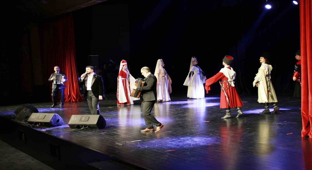 Mersinde Çerkes müziği ve dansı rüzgarı esti
