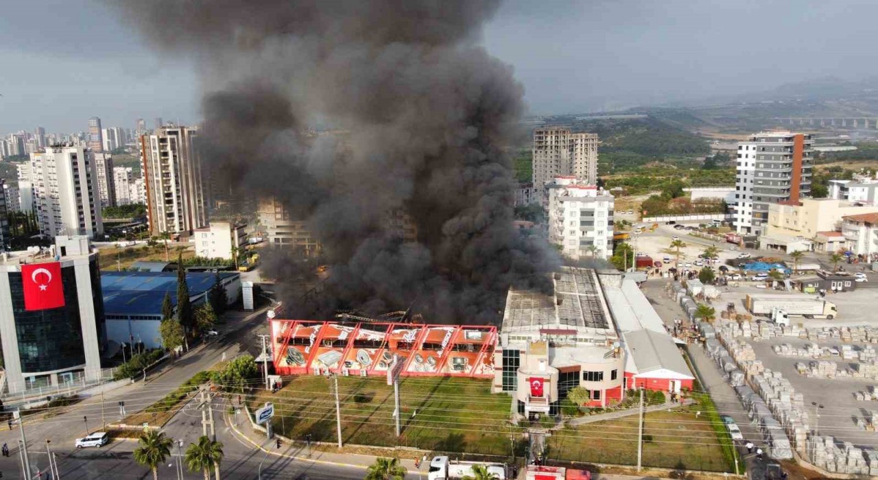 Mersindeki fabrika yangını sürüyor: Son durum havadan görüntülendi