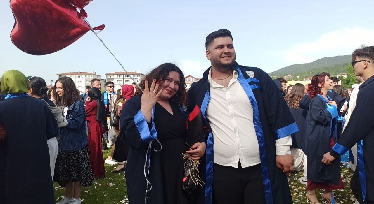 Mezuniyet töreninde evlilik teklifi sürprizi