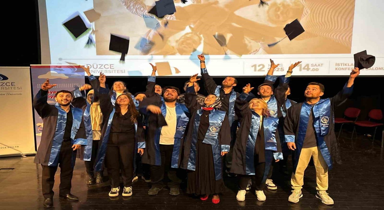 Mezunlar bir kez daha kep attı