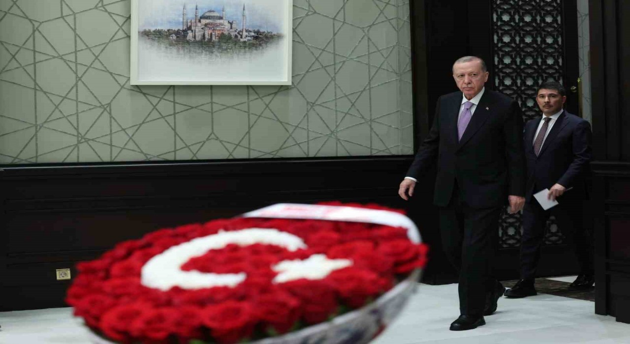 MHP Lideri Bahçeliden Kabineye Türk bayraklı çiçek