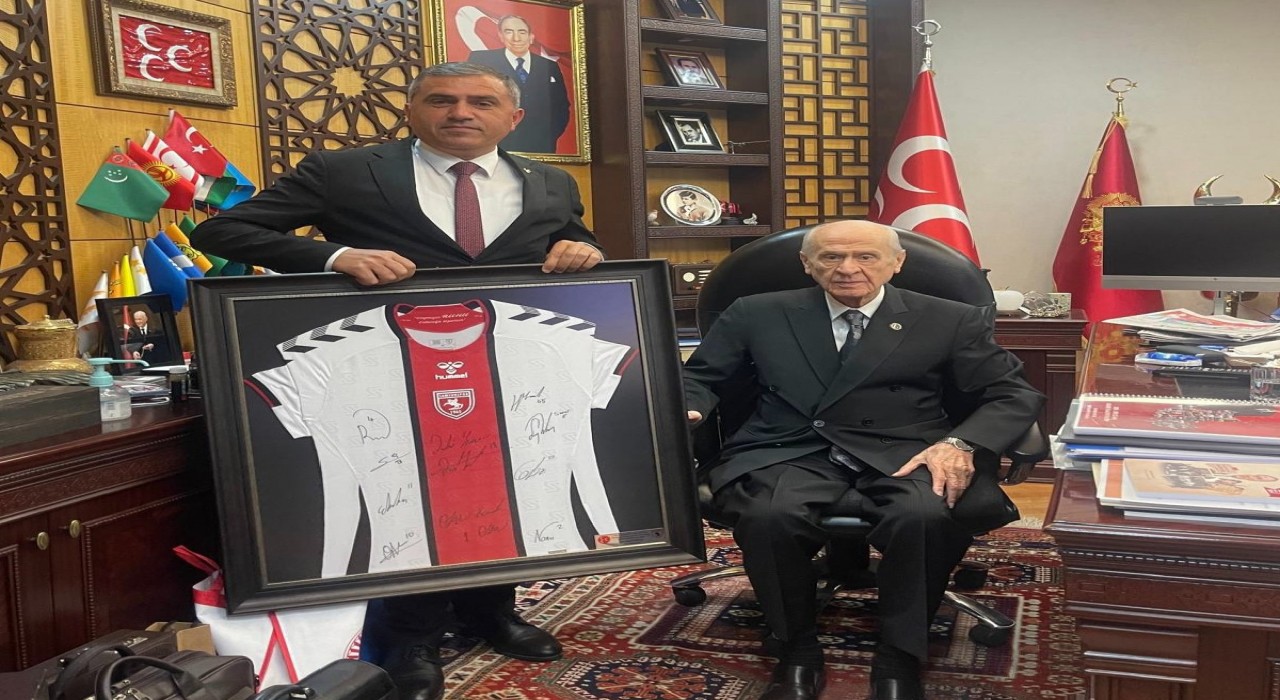 MHP Lideri Bahçeliye Samsunspor forması hediye edildi